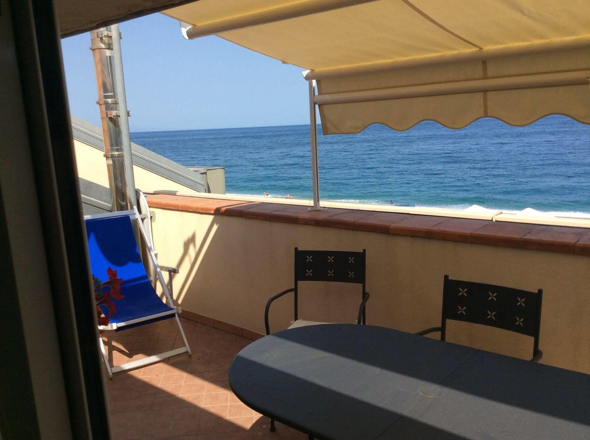 Casa Vacanze Samira Fondachello  Exteriör bild
